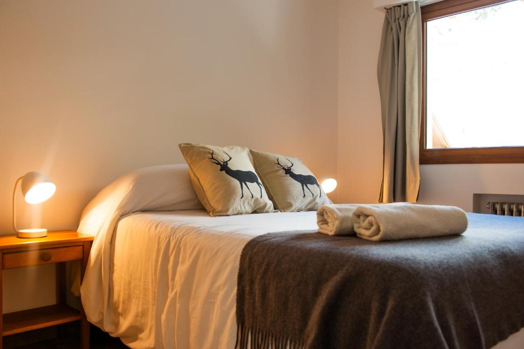 Habitación con cama matrimonial