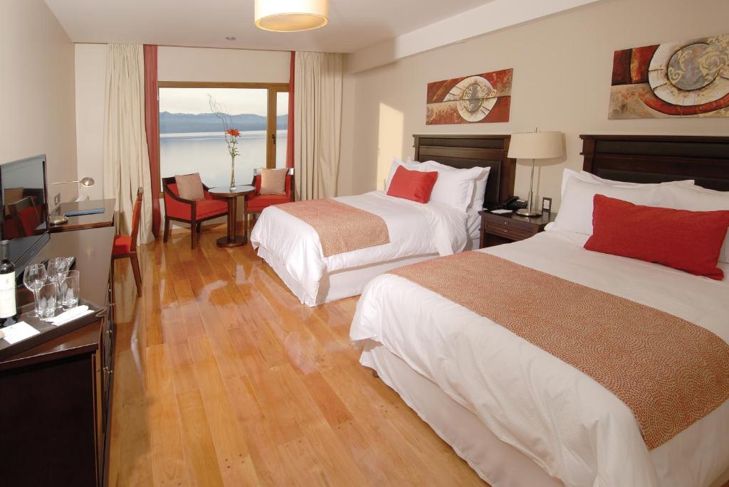 habitación doble con dos camas grandes
